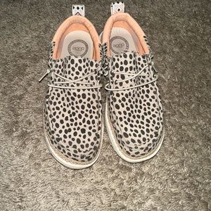 Women’s size 7 Hey Dudes